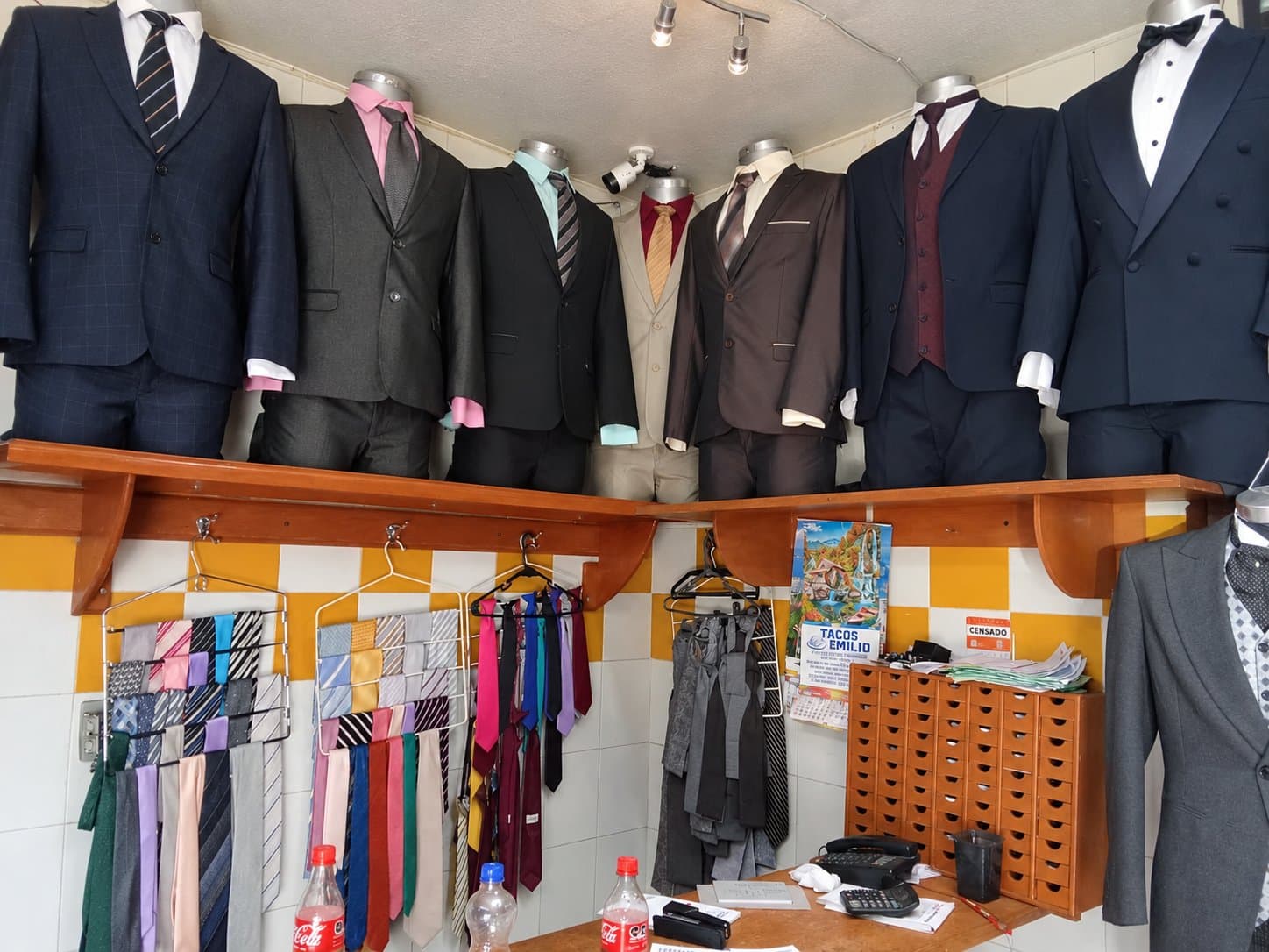Venta de Inventario de Negocio de Trajes - Imagen 1
